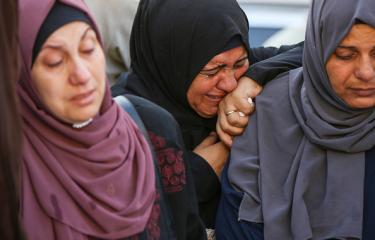 فلسطينيات يبكين أقارب لهن استشهدوا في البريج وسط غزة، 31 مايو 2024 (Getty)