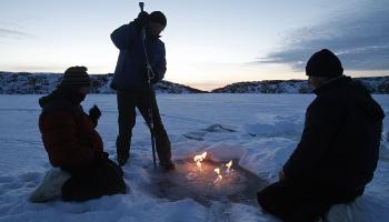 ثلاثة باحثين يوقودون نار التدفئة من الغاز المتجمد في الاسكا (getty)