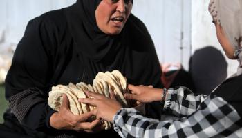 طوابير للحصول على الخبز في رفح جنوبي قطاع غزة (ياسر قديح/الأناضول)