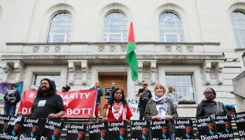 العلم الفلسطيني في حملة الانتخابات البريطانية بلندن، الأربعاء (أليشيا أبوداندي/Getty)