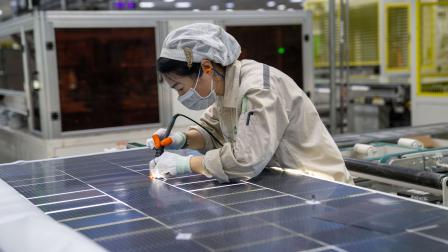 مصنع لإنتاج الألواح الشمسية في ميدنة خفي الصينية، 16 مايو 2024/Getty