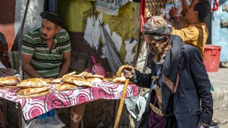 بائع يعرض الخبز في سوق بمدينة تعز، 4 أكتوبر 2022 (أحمد الباشا/ فرانس برس)